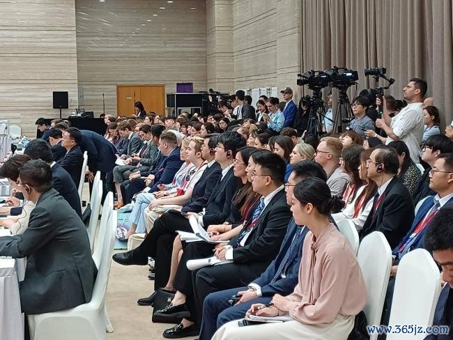 号令双语学习东谈主数翻倍至各20万！“中俄友好言语对话会”聚焦复合型东谈主才缺口